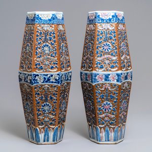 Une paire de vases de forme hexagonale en porcelaine de Chine bleu, blanc et rouge sur fond brun, 19ème — photo 4