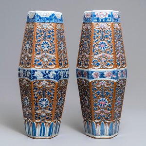 Une paire de vases de forme hexagonale en porcelaine de Chine bleu, blanc et rouge sur fond brun, 19ème — photo 6