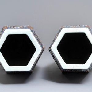 Une paire de vases de forme hexagonale en porcelaine de Chine bleu, blanc et rouge sur fond brun, 19ème — photo 7