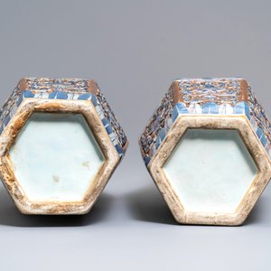 Une paire de vases de forme hexagonale en porcelaine de Chine bleu, blanc et rouge sur fond brun, 19ème — photo 9