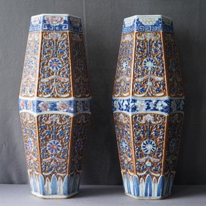 Une paire de vases de forme hexagonale en porcelaine de Chine bleu, blanc et rouge sur fond brun, 19ème — photo 10