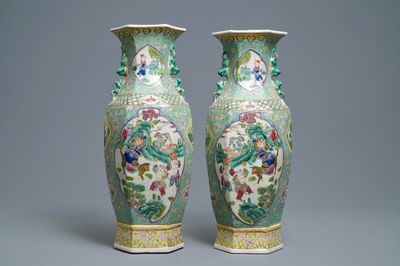Une paire de vases de forme hexagonale en porcelaine de Chine famille rose, 20ème