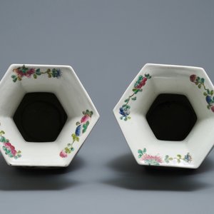 Une paire de vases de forme hexagonale en porcelaine de Chine famille rose, 20ème — photo 5