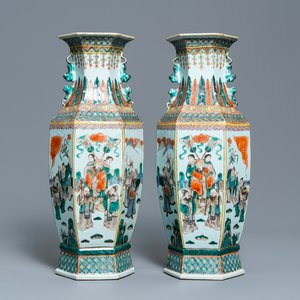 Une paire de vases de forme hexagonale en porcelaine de Chine famille verte, 19ème — photo 1