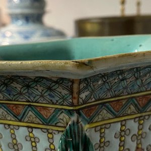 Une paire de vases de forme hexagonale en porcelaine de Chine famille verte, 19ème — photo 12