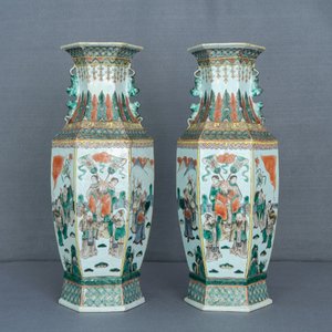 Une paire de vases de forme hexagonale en porcelaine de Chine famille verte, 19ème — photo 13