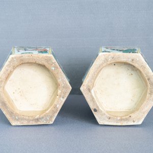 Une paire de vases de forme hexagonale en porcelaine de Chine famille verte, 19ème — photo 15