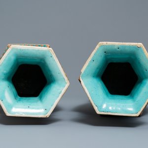 Une paire de vases de forme hexagonale en porcelaine de Chine famille verte, 19ème — photo 5
