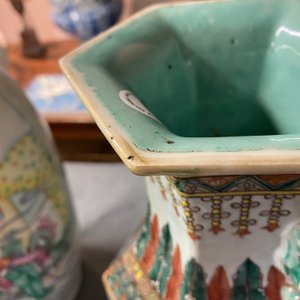Une paire de vases de forme hexagonale en porcelaine de Chine famille verte, 19ème — photo 7