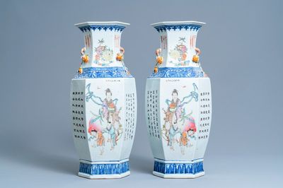 Une paire de vases de forme hexagonale en porcelaine de Chine qianjiang cai, 19/20ème