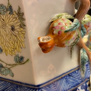 Une paire de vases de forme hexagonale en porcelaine de Chine qianjiang cai, 19/20ème — photo 11