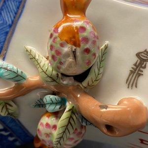 Une paire de vases de forme hexagonale en porcelaine de Chine qianjiang cai, 19/20ème — photo 12