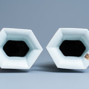 Une paire de vases de forme hexagonale en porcelaine de Chine qianjiang cai, 19/20ème — photo 5