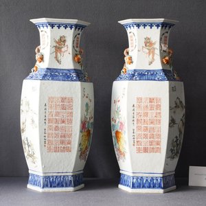Une paire de vases de forme hexagonale en porcelaine de Chine qianjiang cai, 19/20ème — photo 8
