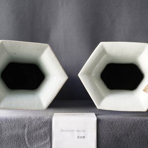Une paire de vases de forme hexagonale en porcelaine de Chine qianjiang cai, 19/20ème — photo 9