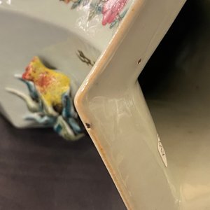 Une paire de vases de forme hexagonale en porcelaine de Chine qianjiang cai, 19/20ème — photo 20