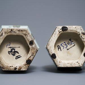 Une paire de vases de forme hexagonale en porcelaine de Chine qianjiang cai, 19/20ème — photo 6