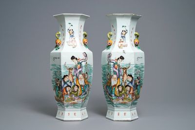 Une paire de vases de forme hexagonale en porcelaine de Chine qianjiang cai, signés Wang Qi, datés 1918
