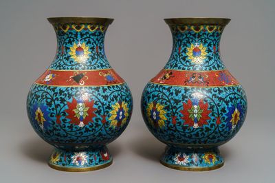 Une paire de vases de forme hu en émaux cloisonnés à décor de rinceaux de lotus, 18ème