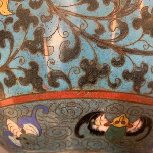 Une paire de vases de forme hu en émaux cloisonnés à décor de rinceaux de lotus, 18ème — photo 14