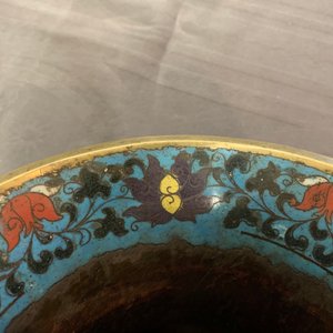 Une paire de vases de forme hu en émaux cloisonnés à décor de rinceaux de lotus, 18ème — photo 16