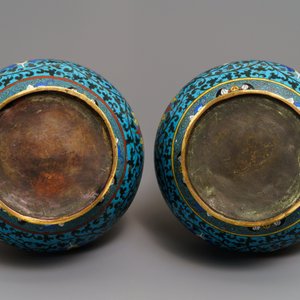 Une paire de vases de forme hu en émaux cloisonnés à décor de rinceaux de lotus, 18ème — photo 5