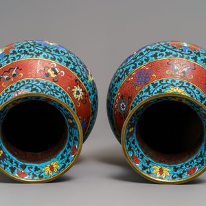Une paire de vases de forme hu en émaux cloisonnés à décor de rinceaux de lotus, 18ème — photo 6