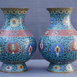 Une paire de vases de forme hu en émaux cloisonnés à décor de rinceaux de lotus, 18ème — photo 8