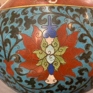Une paire de vases de forme hu en émaux cloisonnés à décor de rinceaux de lotus, 18ème — photo 10