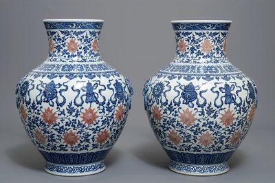 Une paire de vases de forme hu en porcelaine de Chine bleu, blanc et rouge, marque de Qianlong, 20ème