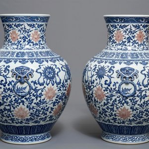 Une paire de vases de forme hu en porcelaine de Chine bleu, blanc et rouge, marque de Qianlong, 20ème — photo 2