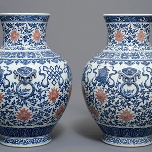 Une paire de vases de forme hu en porcelaine de Chine bleu, blanc et rouge, marque de Qianlong, 20ème — photo 4