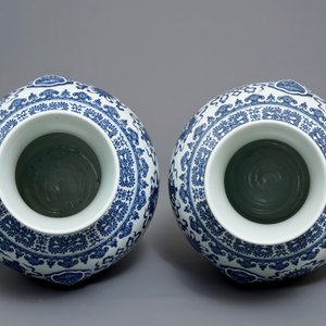 Une paire de vases de forme hu en porcelaine de Chine bleu, blanc et rouge, marque de Qianlong, 20ème — photo 5