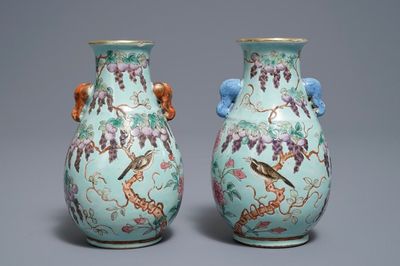 Une paire de vases de forme hu en porcelaine de Chine de style Dayazhai, 19/20ème