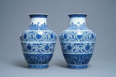 Une paire de vases de forme hu en porcelaine de Chine en bleu et blanc, marque de Qianlong, 19ème