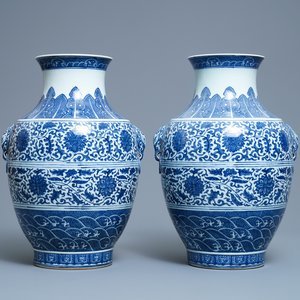 Une paire de vases de forme hu en porcelaine de Chine en bleu et blanc, marque de Qianlong, 19ème — photo 1