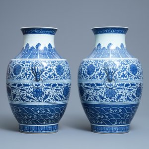 Une paire de vases de forme hu en porcelaine de Chine en bleu et blanc, marque de Qianlong, 19ème — photo 4