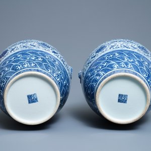 Une paire de vases de forme hu en porcelaine de Chine en bleu et blanc, marque de Qianlong, 19ème — photo 6