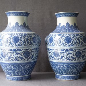 Une paire de vases de forme hu en porcelaine de Chine en bleu et blanc, marque de Qianlong, 19ème — photo 7