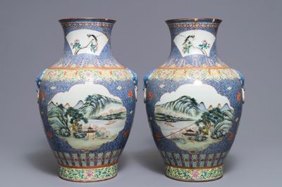 Une paire de vases de forme hu en porcelaine de Chine famille rose, marque de Qianlong, République, 20ème