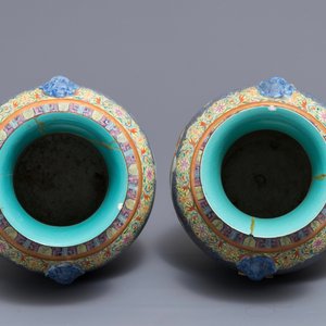 Une paire de vases de forme hu en porcelaine de Chine famille rose, marque de Qianlong, République, 20ème — photo 5