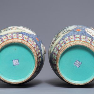 Une paire de vases de forme hu en porcelaine de Chine famille rose, marque de Qianlong, République, 20ème — photo 6