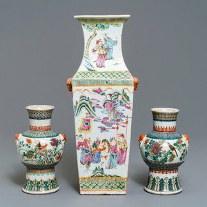 Une paire de vases de forme hu et un de forme carré en porcelaine de Chine famille rose, 19ème — photo 1