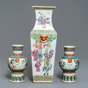 Une paire de vases de forme hu et un de forme carré en porcelaine de Chine famille rose, 19ème — photo 2