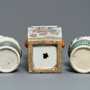 Une paire de vases de forme hu et un de forme carré en porcelaine de Chine famille rose, 19ème — photo 5