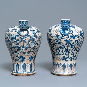 Une paire de vases de forme meiping en porcelaine de Chine en bleu, blanc et rouge de fer, 19ème — photo 4