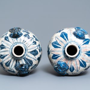 Une paire de vases de forme meiping en porcelaine de Chine en bleu, blanc et rouge de fer, 19ème — photo 5