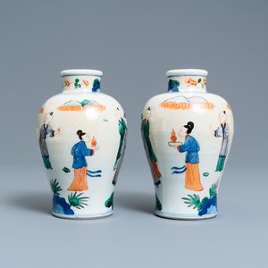 Une paire de vases de forme 'meiping' en porcelaine de Chine wucai, 19ème — photo 1