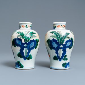 Une paire de vases de forme 'meiping' en porcelaine de Chine wucai, 19ème — photo 3