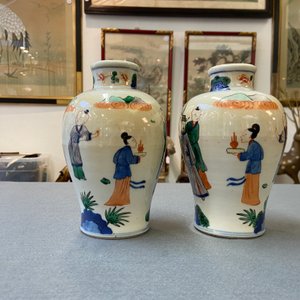 Une paire de vases de forme 'meiping' en porcelaine de Chine wucai, 19ème — photo 7